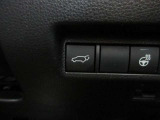 【パワーバックドアスイッチ】運転席からスイッチ操作でバックドアを自動開閉でき、とても便利です!