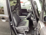 フロント広々、ベンチシートの運転席は、ハイトアジャスターが付いているので、快適にドライブができます。ハンドルはチルトステアリングで、ハンドル位置を上下に調節できます。
