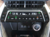 左右独立温度コントロールフルオートエアコンです。運転席、助手席それぞれで独立して温度設定ができます。冷え性の方が乗っても安心ですね♪
