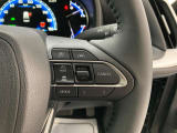 前方の車との車間を設定し、スピードを上げたり緩めたりを自動で行ってくれる追尾式の「レーダークルーズ」。上級装備の一つです!高級車にしかつかない嬉しい機能です。