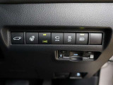 オートマチックハイビームとは、先行車や対向車のライトを認識し、ハイビームとロービームを自動で切り替える機能です。夜道の視界を確保します。詳細は販売店スタッフまでおたずねください。