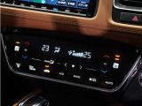 【オートエアコン】温度を設定すれば自動で快適な車内温度を保ちます。エアコン内部の高性能脱臭フィルターで車内のアレルゲンや花粉を除去。