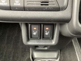 シートヒーターは、シートに内蔵された電熱線で座面を温める装備です。エアコンと違って、すぐに温まり、乾燥しにくいのが特徴です。個別にON/OFFできるので、搭乗者の好みに合わせられます。