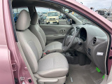 女性の方ももちろんですが、運転席側、助手席側の足元スペースが広いので男性の方が運転しても窮屈になりにくいですよ!