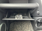 【グローブボックス】大容量のグローブボックスです!!車検証ケース他、日頃使う小物類の収納スペースもたくさんあります!
