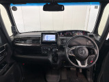 見通しの良い運転席回りとなっておりますので安心して運転をして頂けます!窓が大きいので明るく開放的な室内です