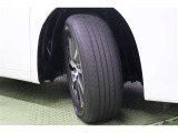 タイヤサイズ 225/60R17。京都トヨタにてこの車をご成約のお客様に限り、タイヤ4本を当社指定【新品】タイヤに交換します。