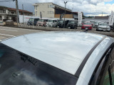 目立つキズ凹み等はありませんが、中古車という商品の特性ルーフには子キズや塗装しみがあります