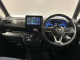 気持ちよく視界が広がる、開放的な運転席です