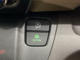 ECONモードをONにするとアクセルペダルの動きに対するエンジンの反応とエアコンの制御を切り換えることで、燃費のいい運転をするドライバーがペダルを踏んだ時と同じようにエンジンを制御します。