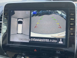 アラウンドビューモニターです。4つのカメラからの映像を合成・処理することで空から見下ろすような視点で周囲を確認でき、駐車時のクルマの位置確認がスムーズになります。