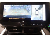 パノラミックビューモニター付きです。車両を上から見たような映像をディスプレイオーディオ画面に表示。運転席からの目視だけでは見にくい、車両周辺の状況をリアルタイムでしっかり確認できます。