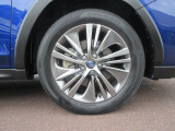 右前 18インチアルミホイール タイヤサイズは、 225/55R18です。「*ホイールロックナットは展示用です」