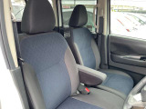 運転席と助手席はウォークスルーで移動できます。