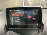 車線逸脱警報システムは、走行中にカメラで車線を検知して、自車が車線から逸脱する可能性があると判断した場合に、警報によりドライバーに通知します。