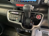 自然に手が届き、操作性の良いインパネシフトに、パーキングブレーキはフットブレーキタイプなので、運転席と助手席の間はすっきりしています。