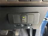 家族でクルマを運転する場合、擦ったりしないか心配ですね。コーナーセンサーも付いてますので、障害物が近づいたら、音で知らせてくれます。