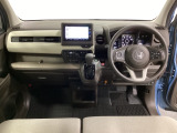 車内は光触媒抗菌消臭施工済です。スタイリッシュなデザインで暖かみのあるインパネ周りを演出します。グローブボックスやカップホルダーのほかにトレーなどたくさんの収納スペースが装備されています。