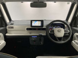 シンプルながら機能性あふれる運転席周りです。使いやすいスイッチ類の配置によりとても運転しやすいですよ。