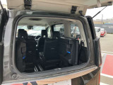 バックドアの真ん中から開けることが可能です。後ろが狭くても荷物を収納したり出したりすることも簡単に出来ます。