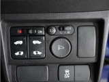 【パワースライドドア】車外・車内のドアハンドルからはもちろん、運転席スイッチやリモコンキーからも開閉操作が可能。挟み込み防止機能もあり、お子さまの乗り降りも安心。