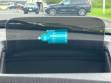 人気のヘッドアップディスプレイ!現在の車速、ナビゲーション・システムによるルート案内の矢印表示、チェック・コントロール、前車接近警告など、さまざまな情報をドライバーの視界内に直接表示いたします!