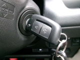 リモコンキー付き車です。通常の車の鍵にドア用のリモコンがついているタイプです。 鍵についているボタンを押せばドアロック・アンロックができます。