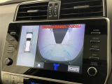 パノラミックビューモニターを装備。駐車場や交差点でクルマを真上から見るように周囲を確認できます。機能の詳細は販売店スタッフまでおたずねください。