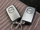 ドアの開閉時、両手が荷物で塞がっている時はキーレスでのカギの解除が大変ですよね。スマートキーはポケットやバッグに入れておけば、ノブに触れただけでロックの解除が可能です。とても便利な機能です