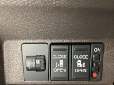 両側電動スライドドアは運転席から操作ができるよう、操作スイッチが付いています。その横にはヘットライトリベライザーのスイッチがついています。道路状況や積荷の加重に応じてライトの高さを調節できます。