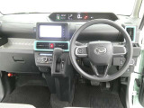 運転席からの視界はこんな感じです☆お気軽にご来店いただき、実際に座って是非お確かめください。ドライバーに寄り添う快適な操作フィールをもたらすステアリングです。