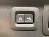 パワーリフトゲートは運転席とリフトゲート側、さらにアドバンストキーでも開閉が可能!開度は無段階にメモリー設定もできます。ゲート内側にタッチセンサーを配置し、手などを挟み込む危険を低減します。
