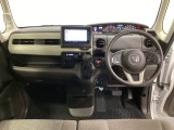 車内は光触媒抗菌消臭施工済です。スタイリッシュなデザインで暖かみのあるインパネ周りを演出します。グローブボックスやカップホルダーのほかにトレーなどたくさんの収納スペースが装備されています。
