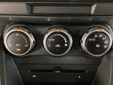 空調スイッチ類は最近流行のタッチパネル式ではなく、運転中でも直感的に操作できるダイヤル式を採用しております。