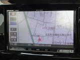 【ナビ】メモリーナビ(ストラーダ CN-RE03D) 付きです。目的地を設定すれば初めての場所でも簡単に行くことができます。もちろん音楽だって聴けちゃいます♪