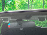 【アイサイトVer2】前方の車両等を検知し、衝突しそうな時は警報で注意を促し、ブレーキを踏む力をサポート。ブレーキを踏めなかった場合は衝突被害軽減ブレーキが作動、衝突回避をサポートします。