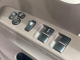 【電動格納ミラー】サイドミラーは電動格納式となっており、狭い駐車場でもキズがつくリスクを抑えられます。