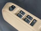 【電動格納ミラー】サイドミラーは電動格納式となっており、狭い駐車場でもキズがつくリスクを抑えられます。
