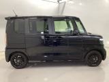 限られたスペースでも、スライドドアなら開閉がスムーズ!隣の車や壁にぶつかる心配がありません。