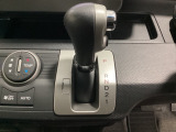5速AT車のセレクトレバーです。低速から高速までスムーズな走りを実現するとともに、エンジン効率のよい領域を維持することで燃費にも貢献します。