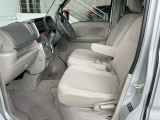 運転席と同様にシンプルな造りとなっており、ゆっくりしていただけます。