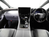 上質で落ち着いた印象のインパネ。視界も広々で運転しやすいです。