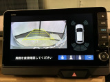 リバースギアに入れるだけで後方の表示へ切り替わります。夜間や雨の日の駐車も楽になりますよ。