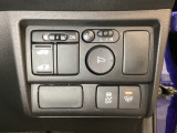 左側電動スライドドアは運転席からでも操作ができるように、ハンドル付近に開閉の操作スイッチが付いています。またVSA解除スイッチも装備しています。
