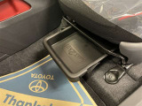 助手席シート下には、小物収納ができるボックスがあります。