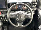 インテリアに合わせたデザインのステアリングは、運転される方のことも考え、運転しやすい形状、大きさです。是非一度、実際に触ってお確かめください。