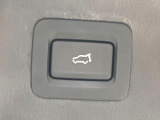【パワーバックドア】スマートキーや運転席のボタンを押すだけでリアゲートが自動で開閉します!荷物を持っている時や、高い位置にあるバックドアを閉める際に便利な機能です♪