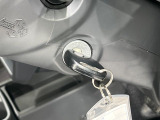 【キーレス】少し離れた場所からでもボタン一つでドアの開錠・施錠ができるのでとっても便利!ドアの鍵穴周りに傷をつけることもありません♪