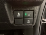 Hondaセンシング用の、VSA(ABS+TCS+横滑り抑制)解除と路外逸脱抑制機能のオンオフスイッチなどはハンドルの右側に装備しています。