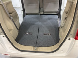 後席背もたれを倒せばちょっと大きめの荷物や長いものを積みたい時に便利です。